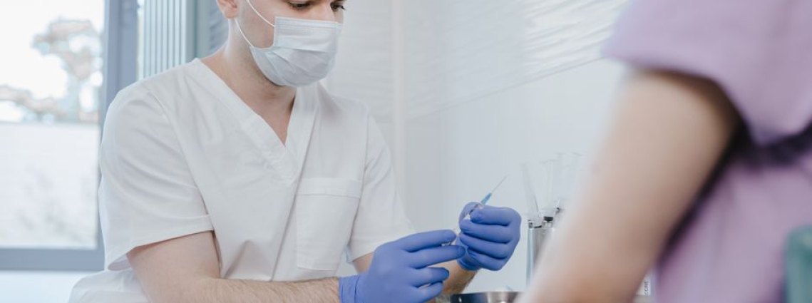 Profissional de saúde administrando infusão de cetamina a um paciente.